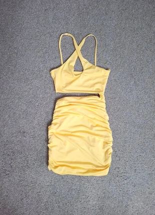 Yellow Ruched Cut-Out Bodycon Dress - Size XS, marque: Shein, état: Neuf sans étiquette, taille: XS / 34 / 6, 2,00 €, 2,80 € Protection acheteurs incluse