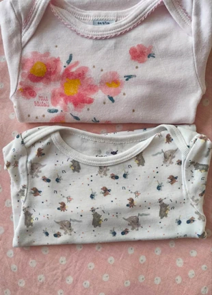 Lot 2 bodies (Petit Bateau et Sargent Major) 6mois, brand: Petit Bateau, condizioni: Ottime, taglia: 6-9 mesi / 68 cm, €3.50, €4.38 include la Protezione acquisti