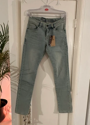 Jeans 164 straight, merk: Blue Blood, staat: Nieuw met prijskaartje, maat: 16 jaar / 176 cm, € 7,50, € 8,58 inclusief Kopersbescherming