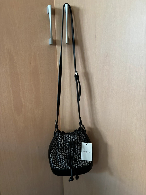 Bolso negro de piel de Pepe Jeans 1