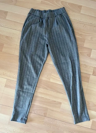 Pantalon casual gris rayures tennis blanches Pull & Bear, marca: Pull & Bear, estado: Muy bueno, tamaño: XS / 34 / 6, 8,00 €, 9,10 € Protección al comprador incluida