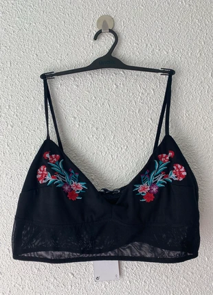 Top noir à fleurs Bershka, brand: Bershka, condition: New with tags, size: L / 40 / 12, €6.00, €7.00 includes Buyer Protection