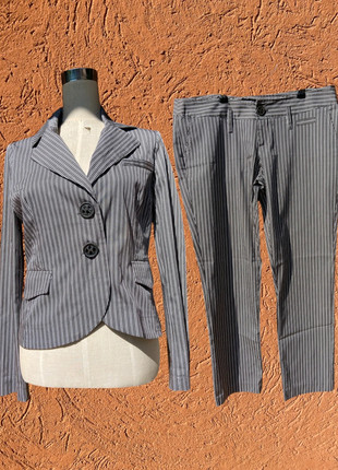 Tailleur gessato nero stile Y2K con pantalone a sigaretta, marque: Vintage Dressing, état: Très bon état, taille: XXL / 44 / 16, 15,00 €, 16,45 € Protection acheteurs incluse