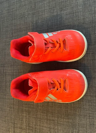 Tennis adidas peu portées, marca: adidas, estado: Bom, tamanho: 21, €4.00, €4.90 inclui Proteção do Comprador