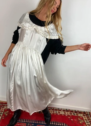 Sweat shirt noir et robe de satin Margiela MM6, marque: MM6 Maison Margiela, état: Neuf avec étiquette, taille: S / 36 / 8, 390,00 €, 410,20 € Protection acheteurs incluse