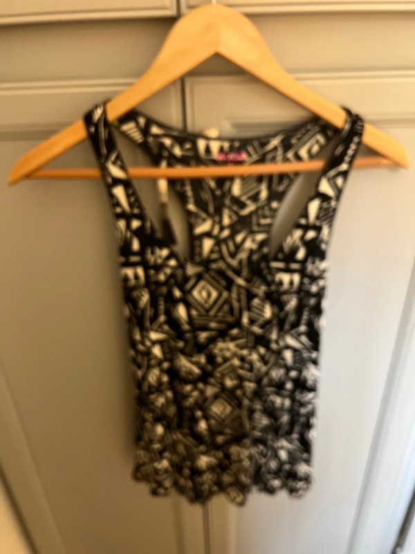 Womens Mudd brand racer back flowey tank size medium 1