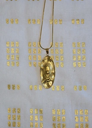 Collier doré pendentif design ovale texturé – Stella&Co, brand: Stella&Co, condition: New with tags, €10.00, €11.20 includes Buyer Protection Pro