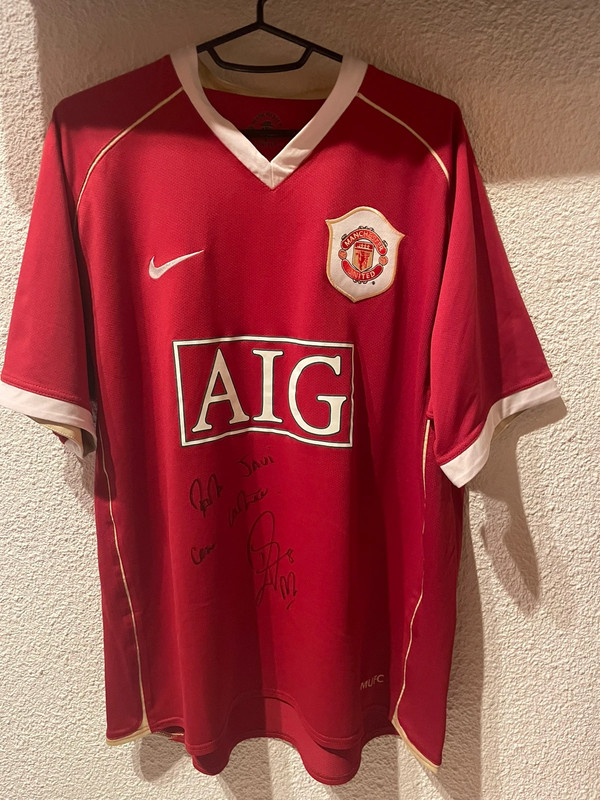 This picture of Juan Mata in a retro Manchester United shirt will