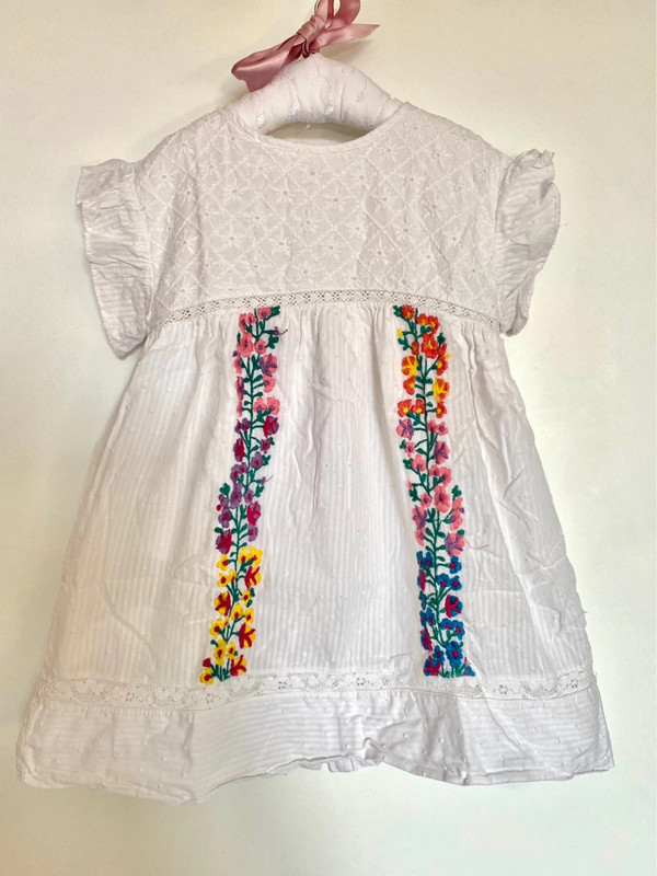 Robe dentelle en coton et broderies. Zara fille T. 3 4 ans