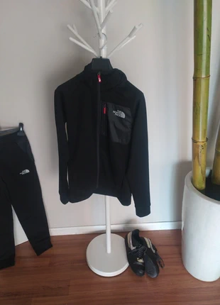 Chaqueta júnior negra junto con pantalón de north face negro, marque: The North Face, état: Neuf sans étiquette, taille: XL, 60,00 €, 63,70 € Protection acheteurs incluse