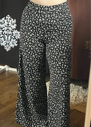 Pantalon fluide noir à petites fleurs blanches – SHEIN (taille M), brand: Shein, condition: Very good, size: M / 38 / 10, €8.00, €9.10 includes Buyer Protection