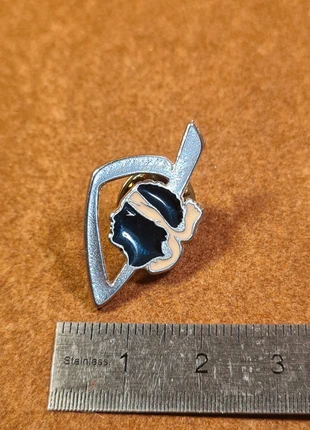 Pin’s ancien vintage – Tête de Maure Corse argentée, merk: Corse, staat: Heel goed, € 3,00, € 3,85 inclusief Kopersbescherming