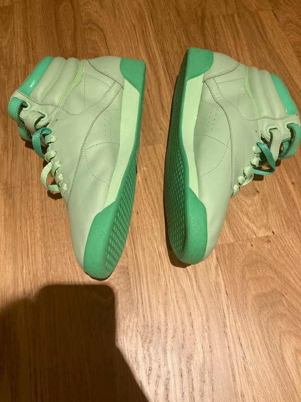 Green reebok store high tops