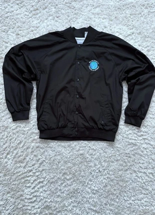 Veste américaine vintage noire  “We Are Meant to Travel the World” / 90s pour homme / Taille M, merk: American Vintage, staat: Heel goed, maat: M, € 23,00, € 24,85 inclusief Kopersbescherming