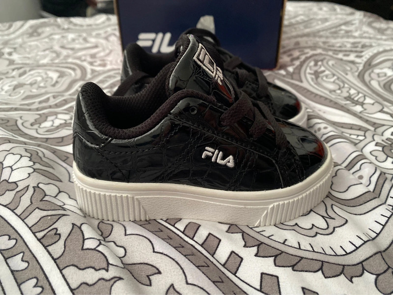 Girls fila trainers best sale black