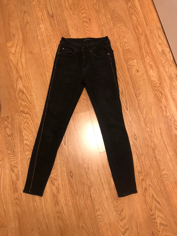 Pantalones Jeans negros detalle dorado Zara