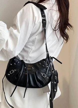 Black crossbody bag with cute studs, marque: Bershka, état: Très bon état, 22,00 €, 23,80 € Protection acheteurs incluse