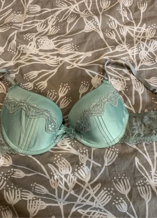 Mint green underwire push up bra, marque: Nayomi, état: Très bon état, taille: 90B, 2,00 €, 2,80 € Protection acheteurs incluse