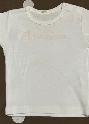 Roupa bebé básica Benetton, Tshirt manga curta 3M dá combina com tudo, marca: United Colors of Benetton, estado: Muito bom, tamanho: 1-3 meses / 56 cm, €2.00, €2.80 inclui Proteção do Comprador