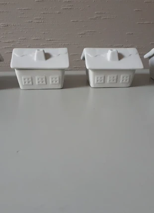 Lot 4 petits chalets en biscuit émaillé – déco ou service, staat: Heel goed, € 5,00, € 5,95 inclusief Kopersbescherming