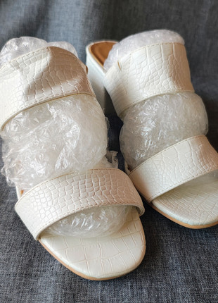 Sandalias blancas de tacón medio con textura cocodrilo – Talla 37, marque: Peacocks, état: Très bon état, taille: 37, 5,00 €, 5,95 € Protection acheteurs incluse