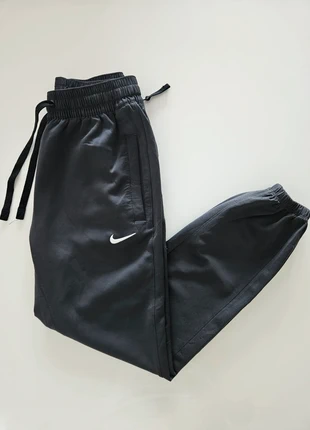 Jogging Nike basket-ball Lady red devil | couleur noir, marke: Nike, zustand: Sehr gut, größe: S / 36 / 8, 15,00 €, 16,45 € inklusive Vinted-Käuferschutz