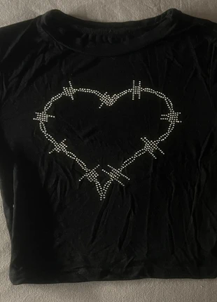 Rhinestone heart Crop top, marque: Local, état: Bon état, taille: XS / 34 / 6, 3,00 €, 3,85 € Protection acheteurs incluse