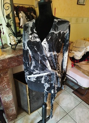 T-shirt top noir blanc fleuri croisé cache coeur nœud Desigual M/38 y2k vintage floral alt goth, marke: Desigual, zustand: Sehr gut, größe: M / 38 / 10, 14,00 €, 15,40 € inklusive Vinted-Käuferschutz