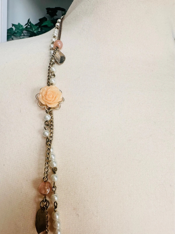 Gold flower and faux pearl necklace 2