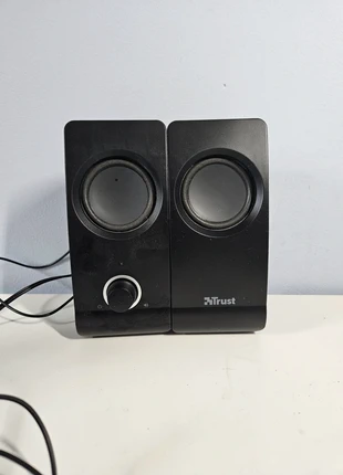 Zwarte speakers met aux en usb verbinding, merk: Trust, staat: Nieuw zonder prijskaartje, € 4,00, € 4,90 inclusief Kopersbescherming