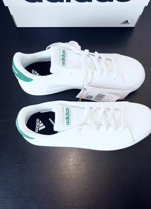 adidas Advantage k  – Taille 38 2/3 – Neuf jamais porté, marke: adidas, zustand: Neu, mit Etikett, größe: 38.5, 39,99 €, 42,69 € inklusive Vinted-Käuferschutz