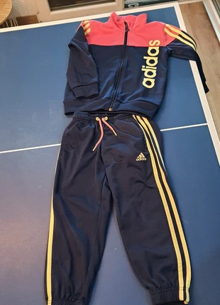 Ensemble jogging , brand: adidas, condizioni: Buone, taglia: 4 anni / 104 cm, €8.00, €9.10 include la Protezione acquisti