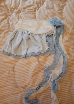 Jupe bleu ciel et blanche asymétrique à détails fleuris, marque: COQUETTE, état: Neuf sans étiquette, taille: S / 36 / 8, 25,00 €, 26,95 € Protection acheteurs (Pro) incluse