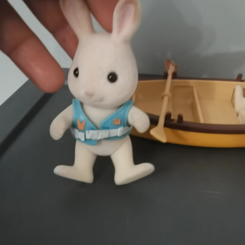 deux lapins avec barque sylvanian 3