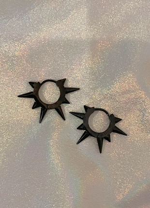 Black Spike Hoop Earrings – Punk Style, brand: Vintage Dressing, condizioni: Nuovo senza cartellino, €12.00, €13.30 include la Protezione acquisti