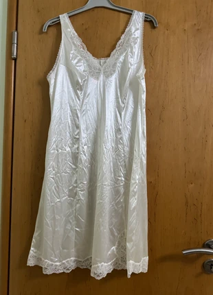 Superbe fond de robe satiné blanc cassé avec dentelle T46 neuve, marke: charmosyne, zustand: Neu, 10,00 €, 11,20 € inklusive Vinted-Käuferschutz