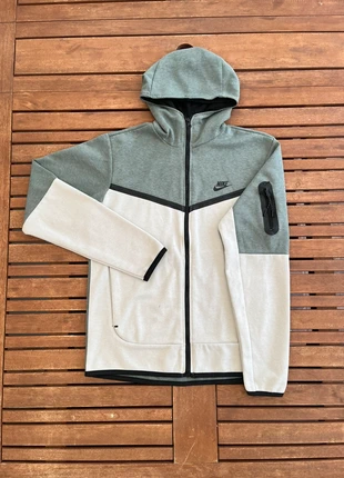 Gilet Nike Tech blanc et gris M/L, merk: Nike, staat: Heel goed, maat: M, € 34,99, € 37,44 inclusief Kopersbescherming