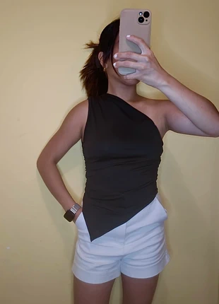 One shoulder assymmetrical, brand: Shein, condizioni: Ottime, taglia: S / IT 40 / EU 36, €1.00, €1.75 include la Protezione acquisti
