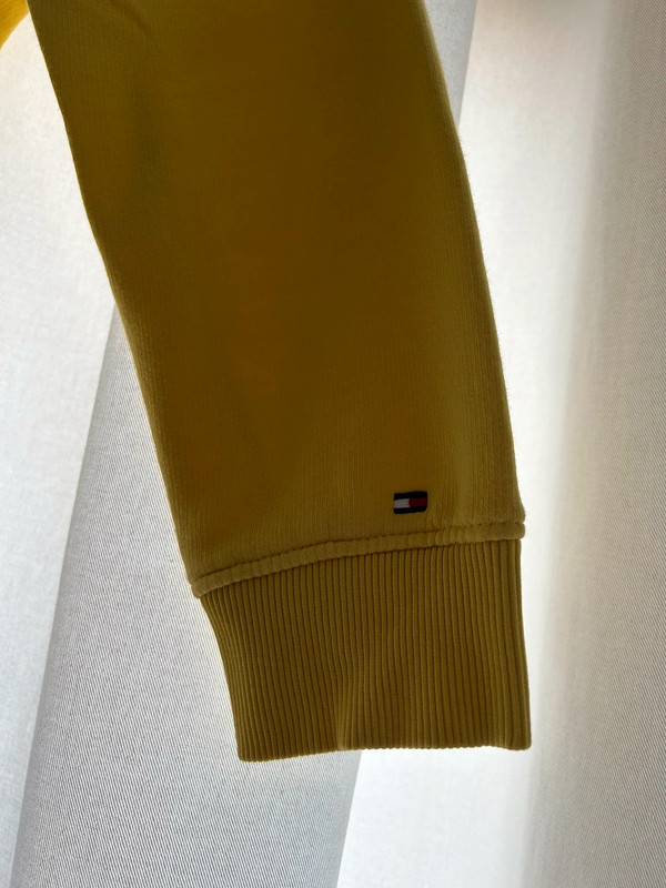 gele Tommy Hilfiger trui Vinted