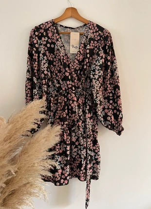 Robe cache-cœur noire et rose fleurie – Taille unique – Neuve avec étiquette 🌸, merk: Made In Italy, staat: Nieuw met prijskaartje, maat: Universele maat, € 10,00, € 11,20 inclusief Kopersbescherming
