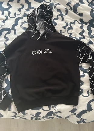 Black hoodie, marke: Shein, zustand: Sehr gut, größe: M / 38 / 10, 1,00 €, 1,75 € inklusive Vinted-Käuferschutz