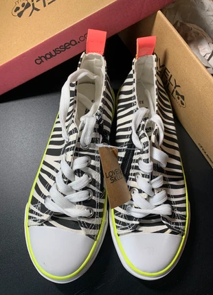 Chaussures / baskets basses motifs zébrés enfant chaussea 33, merk: Chaussea, staat: Nieuw met prijskaartje, maat: 33, € 6,00, € 7,00 inclusief Kopersbescherming