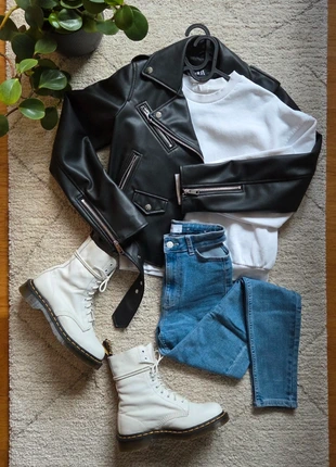 Skinny Highwaist Jeans mit Cutouts, merk: Bershka, staat: Heel goed, maat: XXS / 32 / 4, € 7,00, € 8,05 inclusief Kopersbescherming