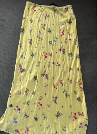 Falda satinada floral de The Andamane, marque: The Andamane, état: Très bon état, taille: S / 36 / 8, 14,00 €, 15,40 € Protection acheteurs incluse