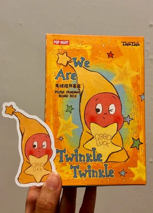 📦 Figura original Pop Mart We are Twinkle Twinkle plush Blind Box – de la serie Twinkle Twinkle., merk: POPMART, staat: Nieuw met prijskaartje, maat: 4 jaar / 104 cm, € 35,00, € 37,45 inclusief Kopersbescherming