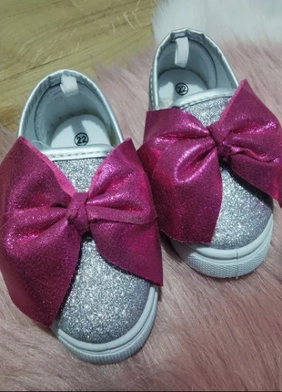 1 paire de basket argenté et noeud rose, condition: Very good, size: 22, €7.00, €8.05 includes Buyer Protection