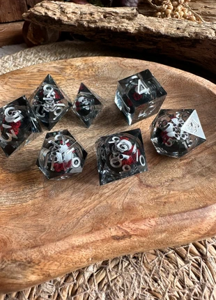 DND dice / dobbelstenen set / doodshoofd / zwart - rood - wit /  Liquid, marca: D&D, estado: Novo sem etiquetas, €24.95, €26.90 inclui Proteção do Comprador