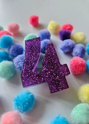 Verjaardag button / pin 4 jaar, merk: pixie and petal, staat: Nieuw met prijskaartje, € 4,95, € 5,90 inclusief Kopersbescherming