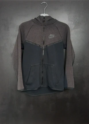Veste-gilet gris et noir à capuche nike taille L nike teck, marke: Nike, zustand: Neu, größe: XS, 23,00 €, 24,85 € inklusive Vinted-Käuferschutz