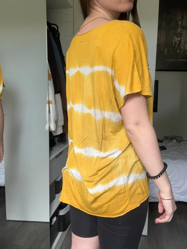 T-shirt jaune et blanc col v 2